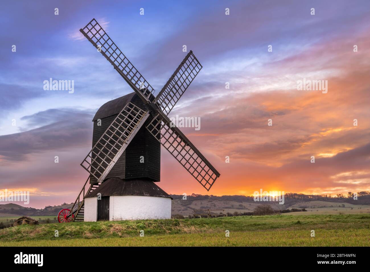 Dopo una notte fredda, il cielo dell'alba è spettacolare sul mulino Pitstone a vento in Ivinghoe, Buckinghamshire, sul Ridgeway National Trail. Foto Stock