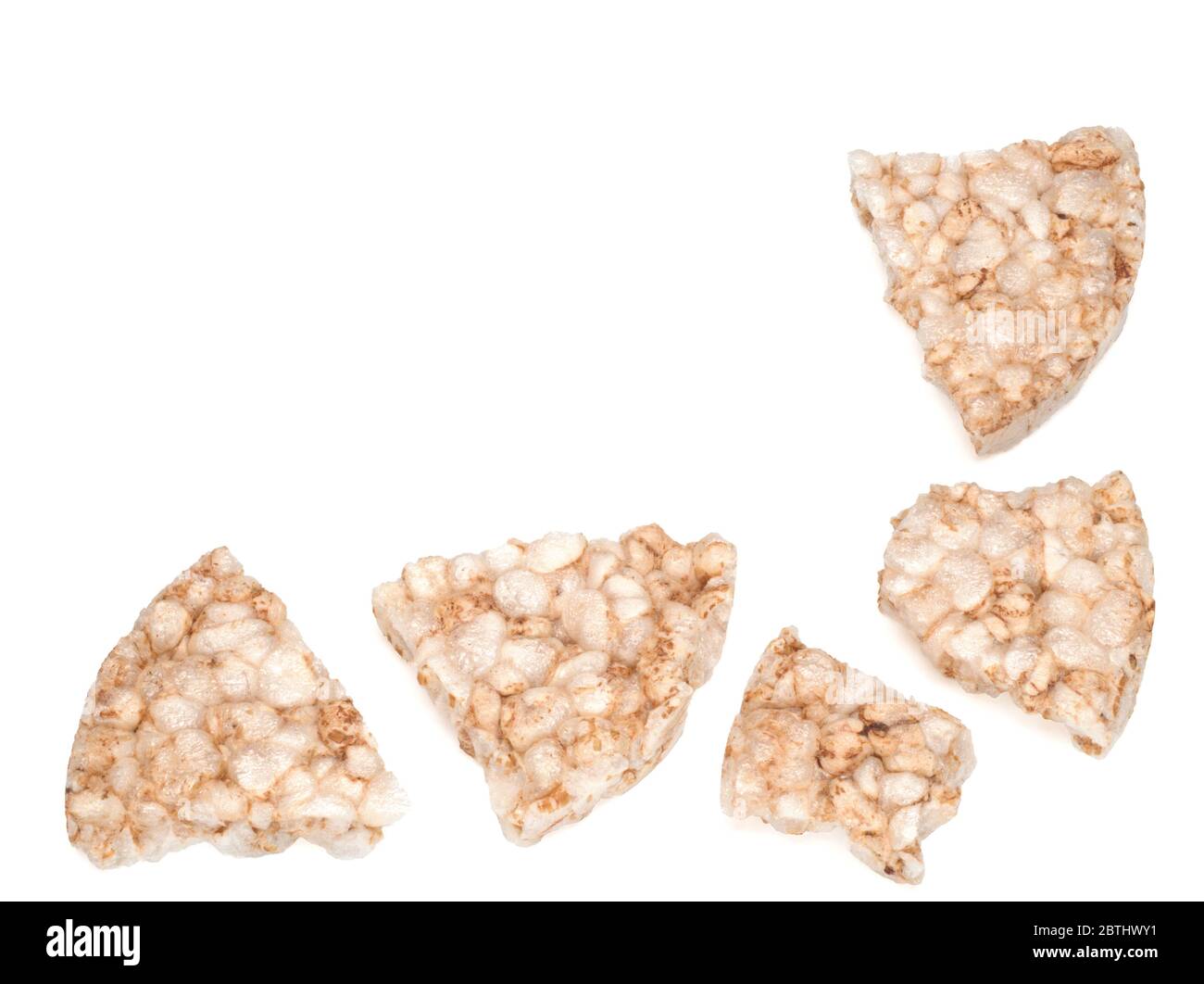 Pane di riso soffiato isolato su sfondo bianco, pezzi di dieta croccante cialde di riso rotondo Foto Stock