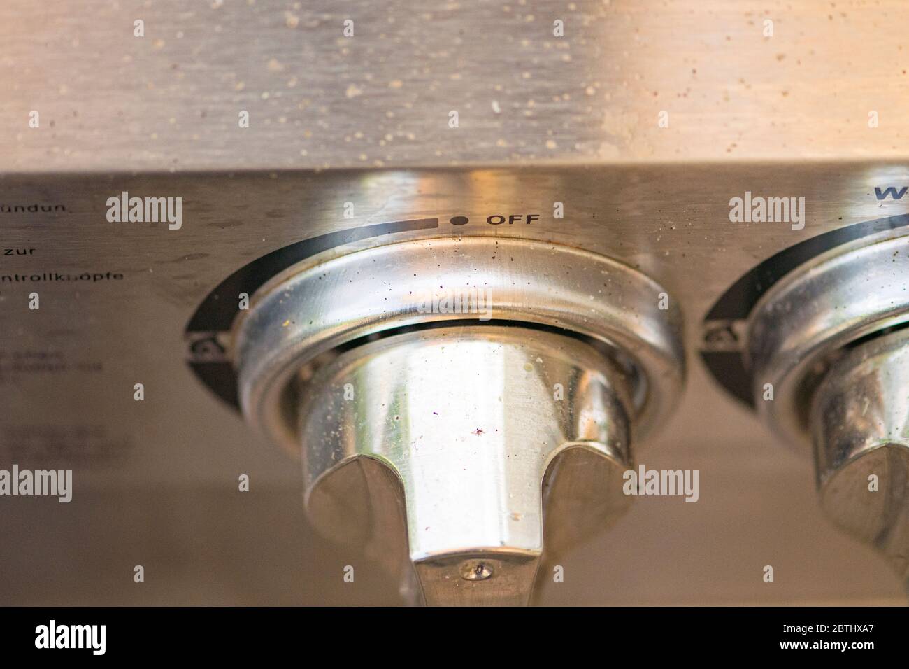 Controller sulla griglia per il bruciatore posteriore sulla griglia in argento Foto Stock