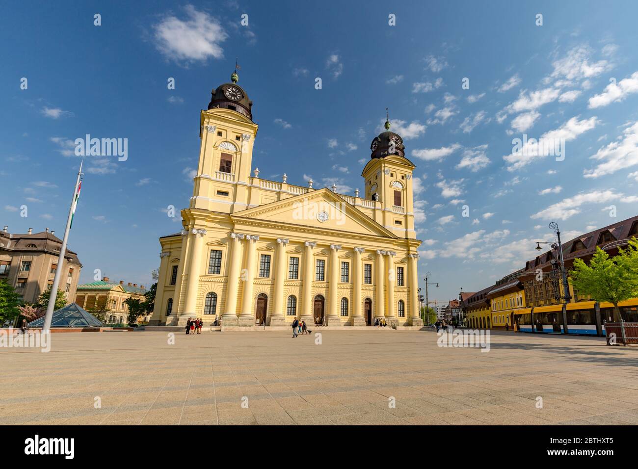 Riformata Grande Chiesa nella città di Debrecen, Ungheria. Centro storico con statue e giardino fiorito Foto Stock