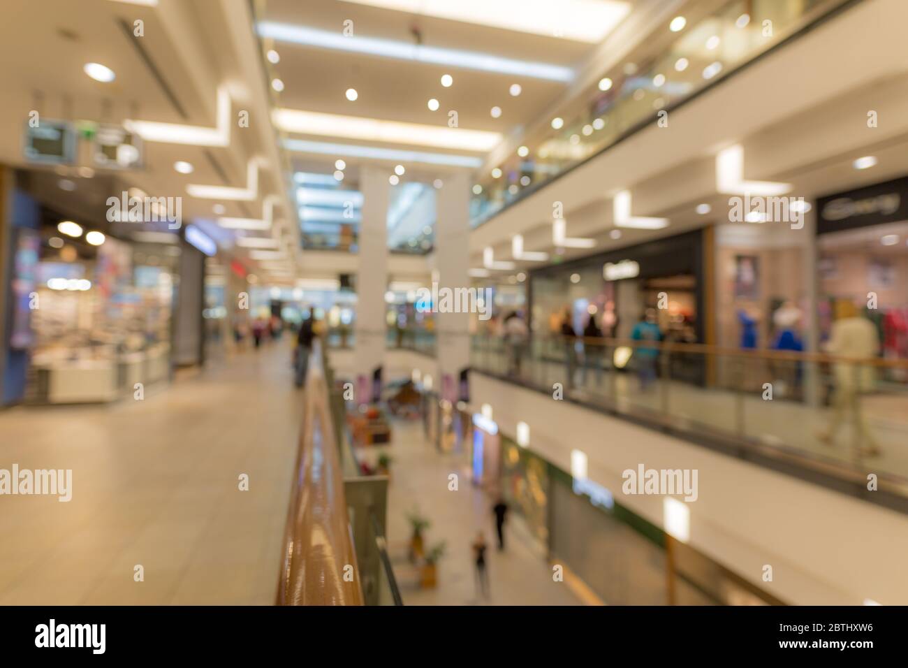 Abstract e sfocatura bokeh bella lussuoso shopping mall e department store interno per lo sfondo Foto Stock