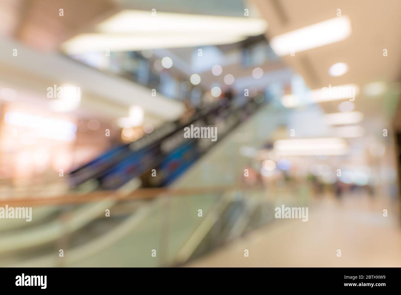Abstract e sfocatura bokeh bella lussuoso shopping mall e department store interno per lo sfondo Foto Stock