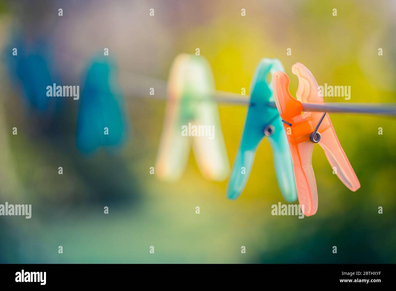 Stendiabiti in plastica appesi su corda con scena esterna sbavata Foto Stock