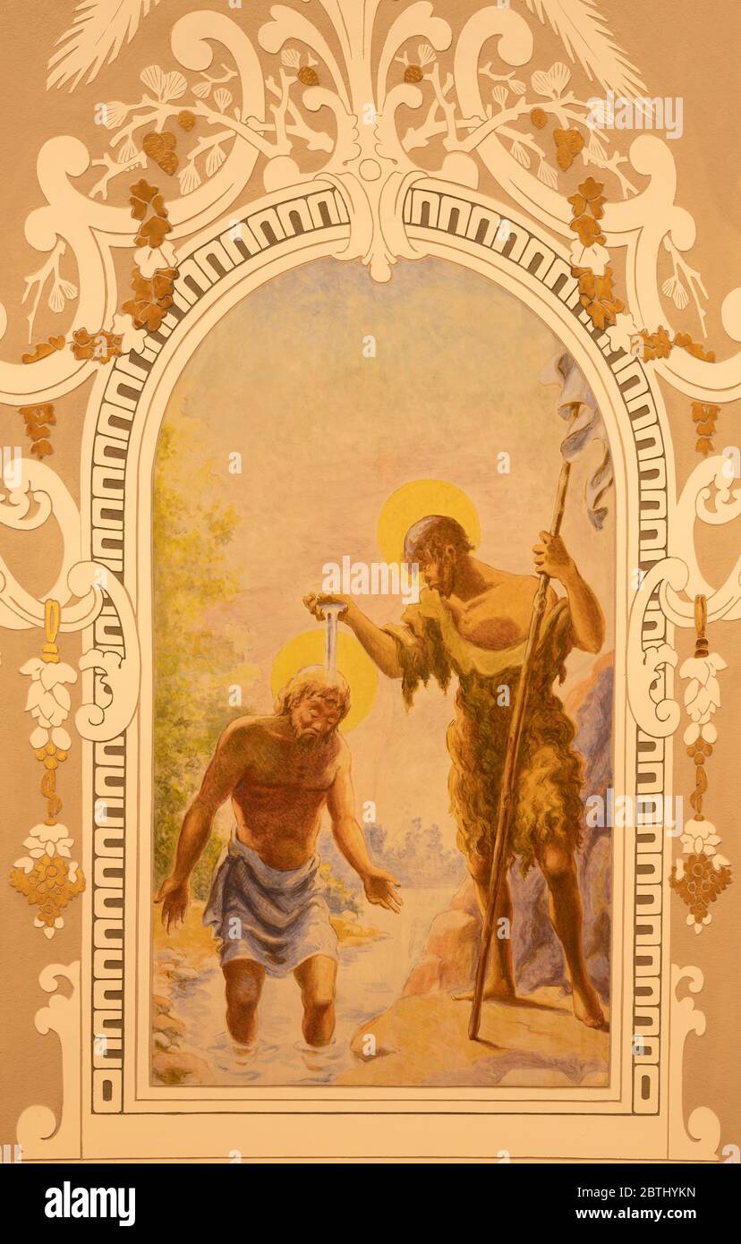 BARCELLONA, SPAGNA - 3 MARZO 2020: Il moderno affresco del Battesimo di Gesù nella chiesa Iglesia de Nuestra Señora de Pompeya di Joan Llimona. Foto Stock