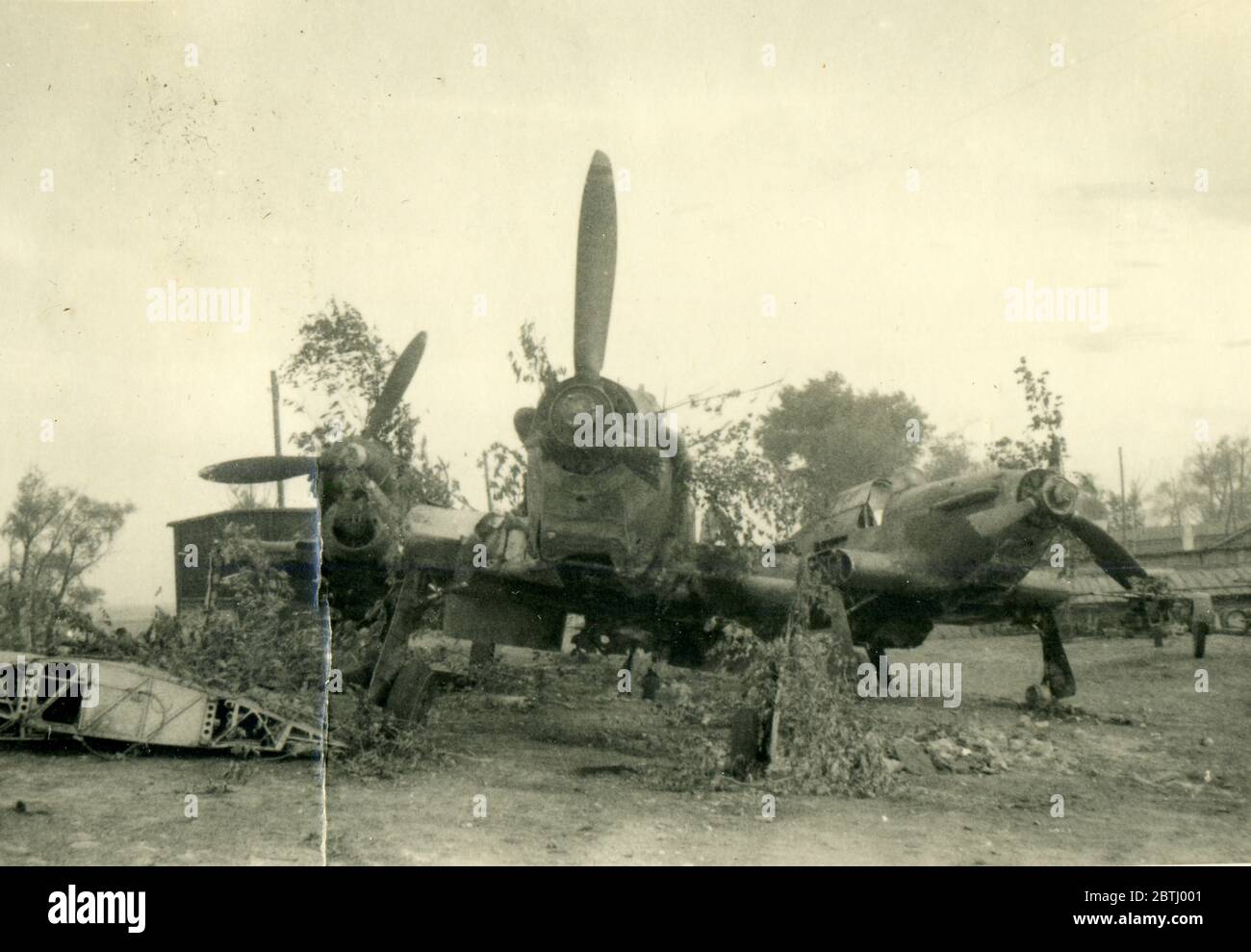 WW2 - gruppo di aerei da combattimento francesi distrutti dai soldati tedeschi. Francia, 1942 Foto Stock