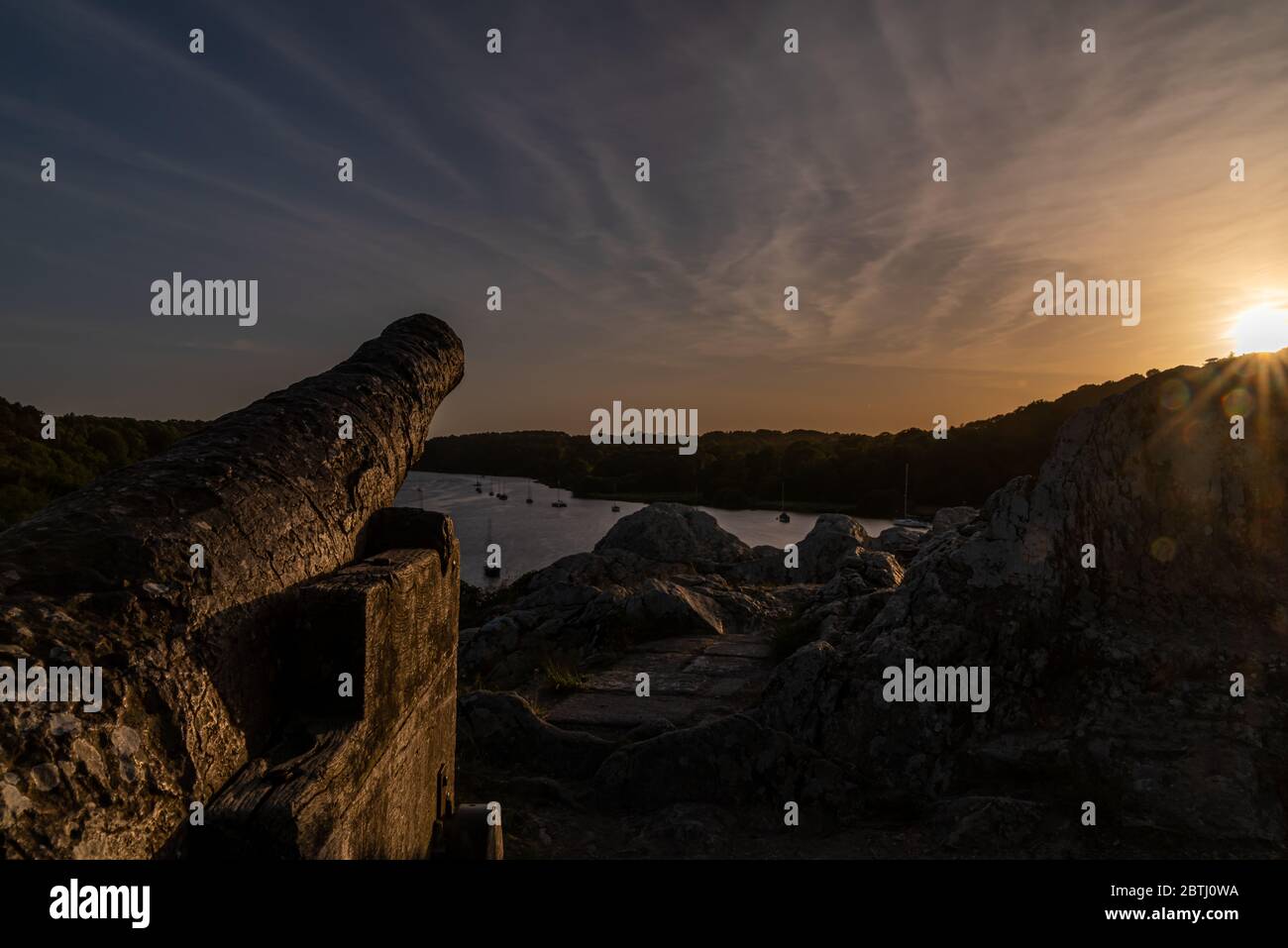 Francia - Bretagna - Morbihan - un tramonto superbo - dalle alture delle rocce, un vecchio cannone è diretto in direzione del fiume Vilaine. Foto Stock