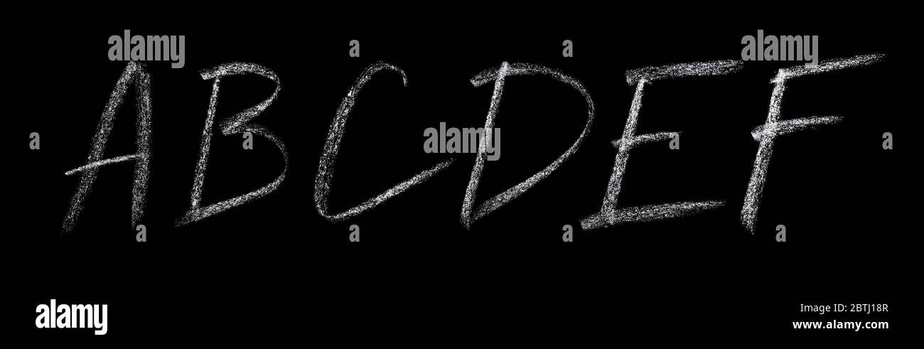 Lettere inglesi A, B, C, D, e, F scritte in gesso su una lavagna isolata su sfondo nero. Maiuscolo, lettere maiuscole. Foto Stock