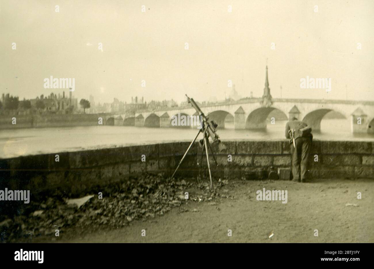 WW2 - Soldato tedesco della seconda guerra mondiale sul pont Royal di parigi durante l'occupazione con mitragliatrice mg 35 Foto Stock