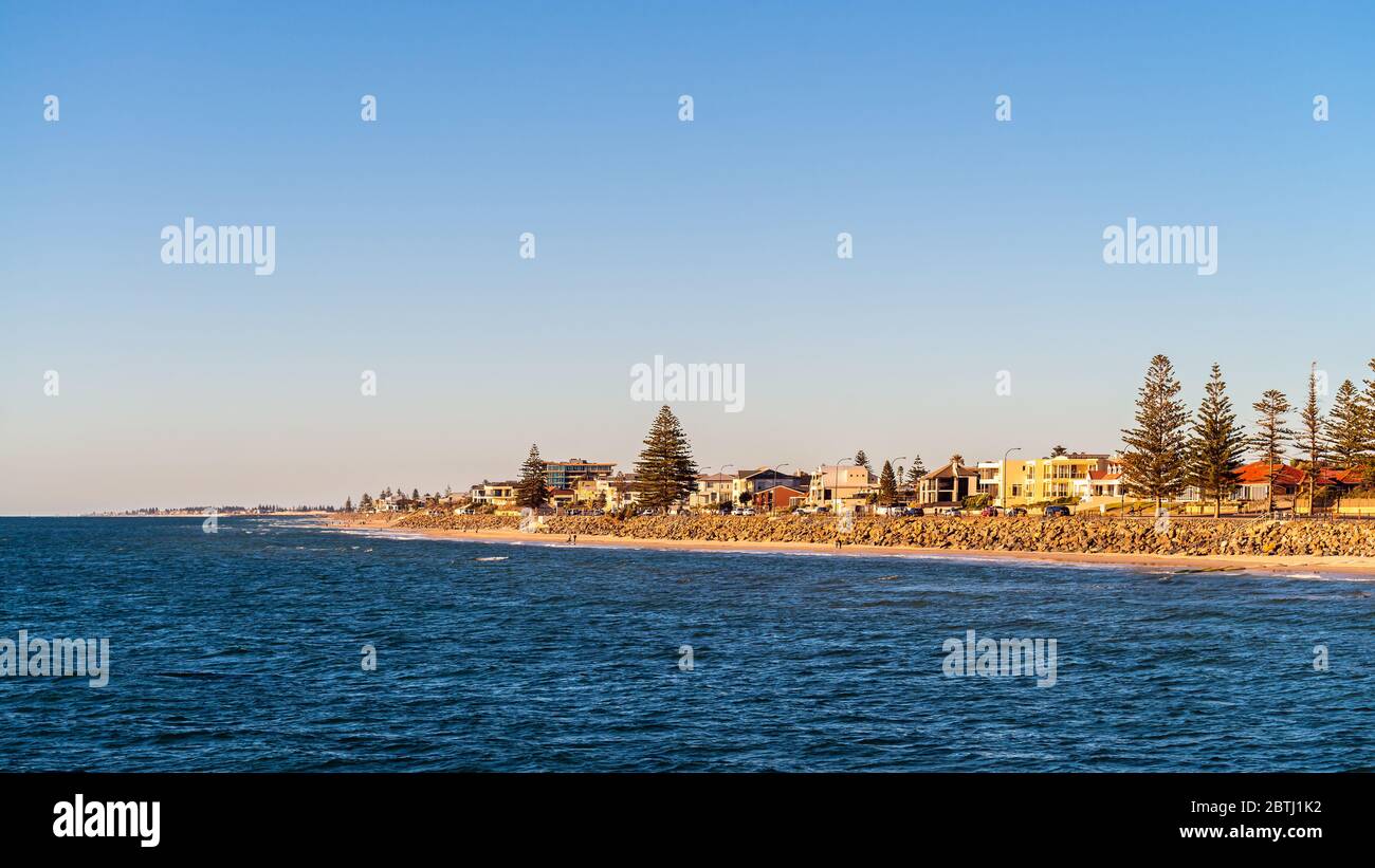 La costa di Adelaide si affaccia dal molo di Brighton al tramonto, Australia del Sud Foto Stock