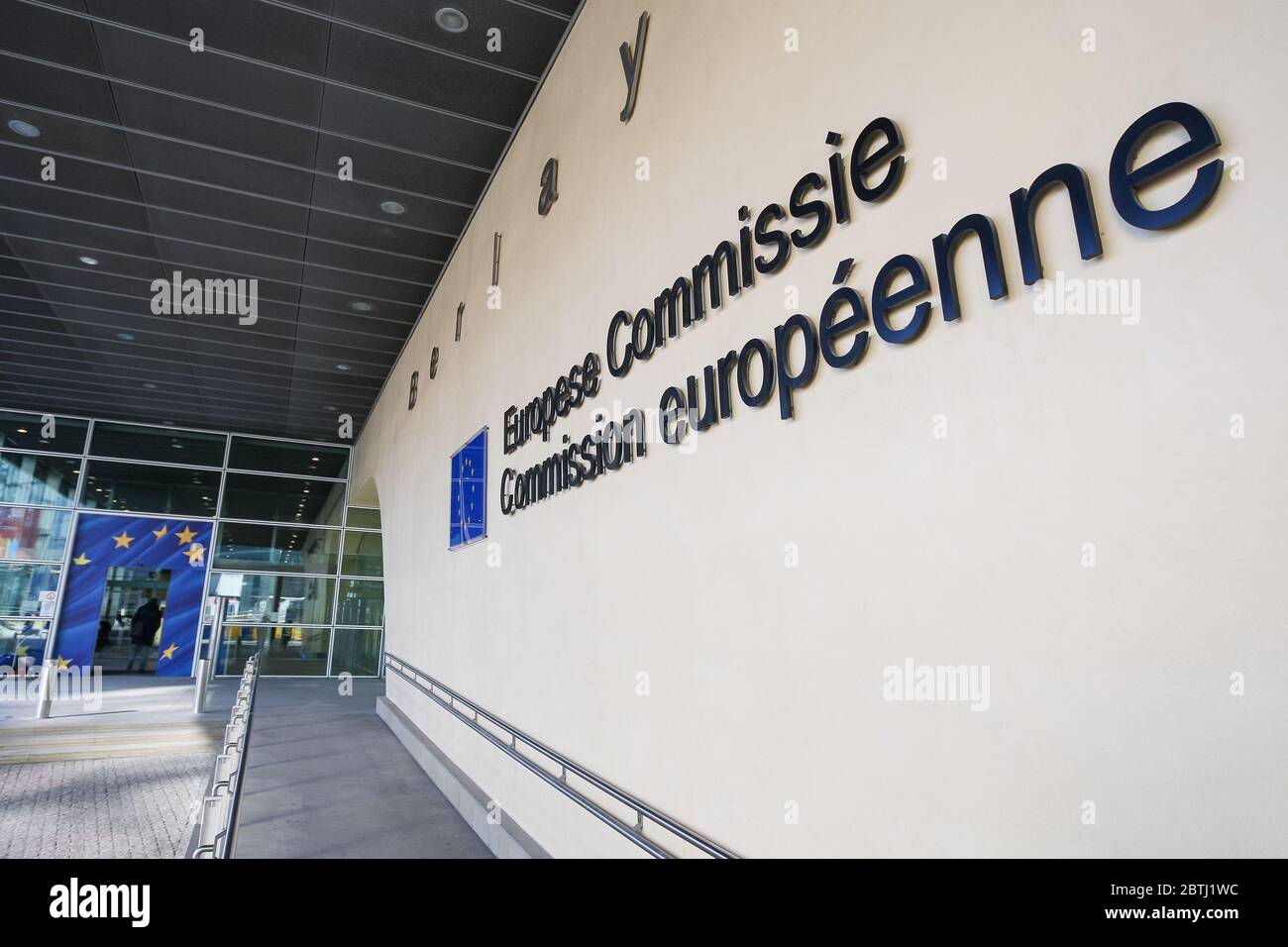 Le persone comunicano vicino all'edificio della Commissione europea. Bruxelles, Belgio - 02 Mar 2011 Foto Stock