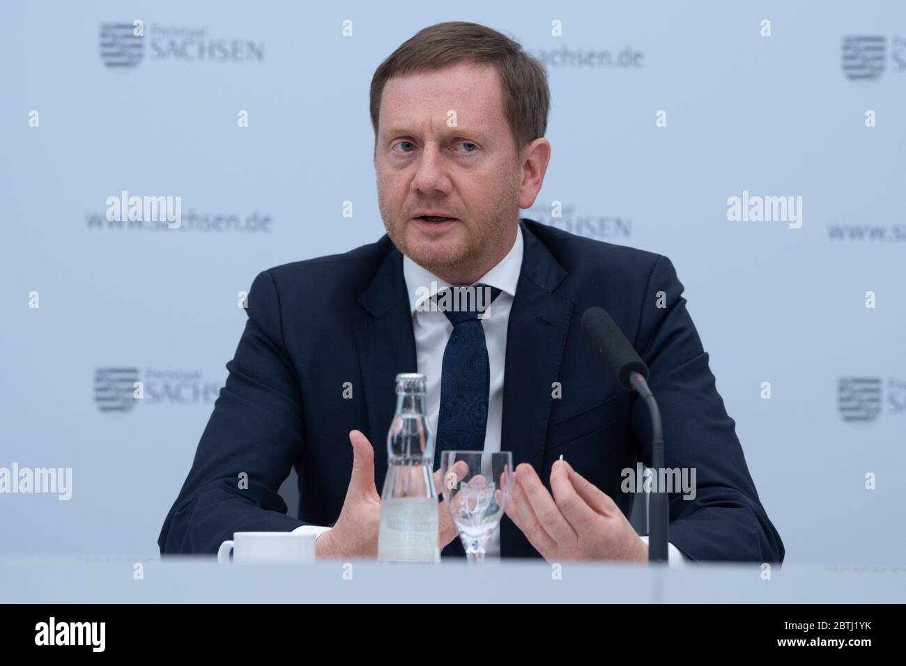 Dresda, Germania. 26 Maggio 2020. Michael Kretschmer (CDU), primo ministro della Sassonia, parla ad uno. La Sassonia vuole allentare ulteriormente le restrizioni della crisi della corona dal 6 giugno 2020. Credit: dpa/dpa-Zentralbild/dpa/Alamy Live News Foto Stock