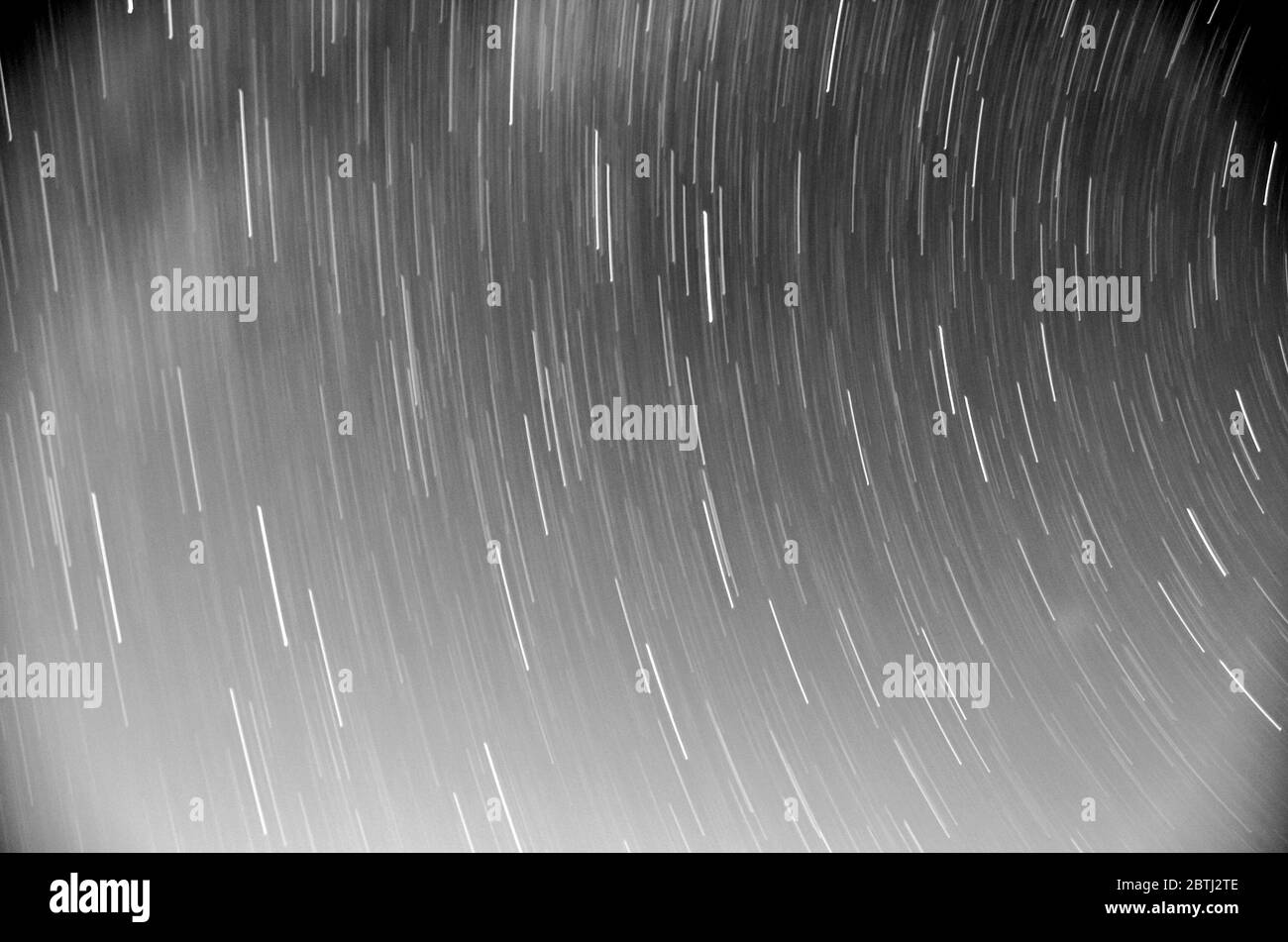 esposizione astratta lunga di sentieri stellari nel cielo notturno Foto Stock
