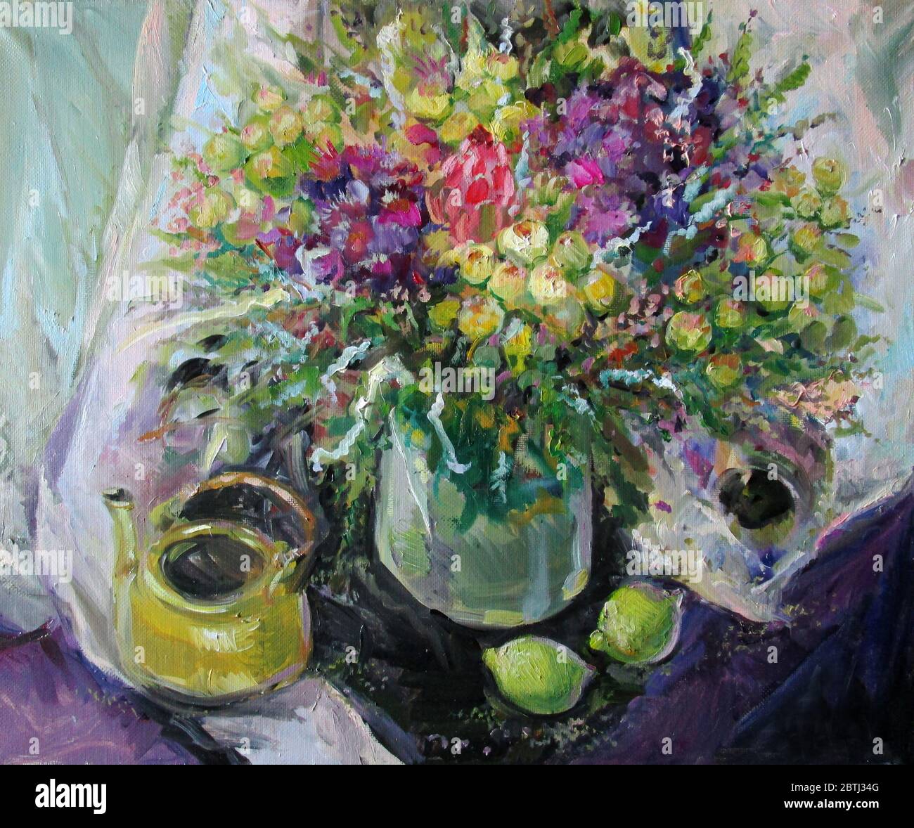 ancora vita con fiori esotici e lime in tonalità viola, pittura ad olio Foto Stock