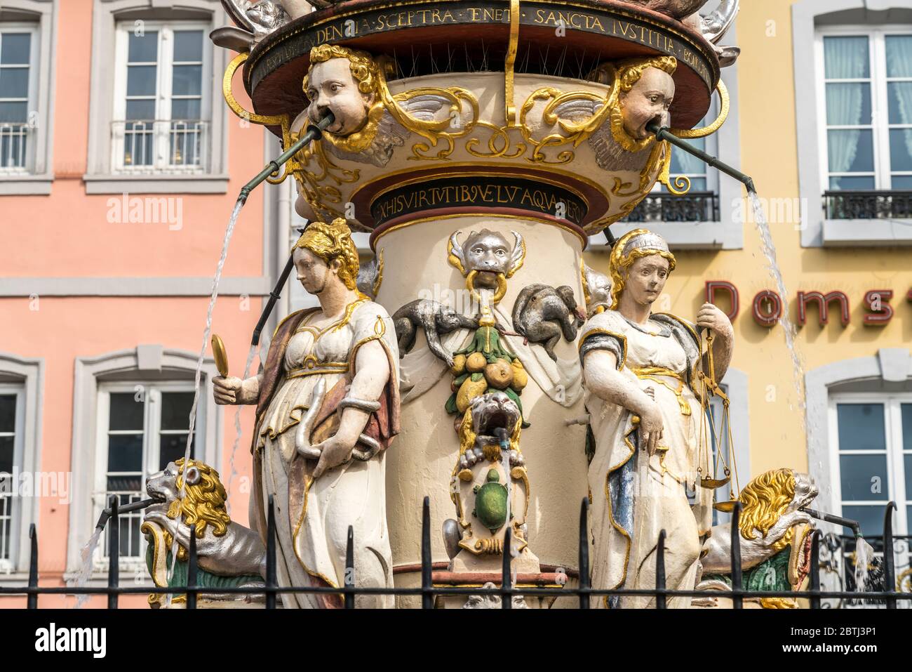 Petrusbrunnen auf dem Hauptmarkt in Trier, Rheinland-Pfalz, Deutschland | Fontana di San Pietro sulla piazza principale del mercato di Treviri, Renania-Palat Foto Stock