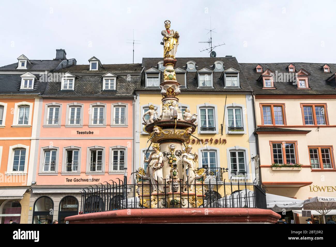 Petrusbrunnen auf dem Hauptmarkt in Trier, Rheinland-Pfalz, Deutschland | Fontana di San Pietro sulla piazza principale del mercato di Treviri, Renania-Palat Foto Stock