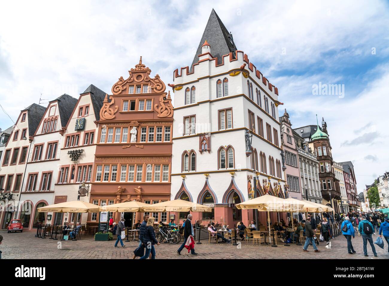 Die Steipe und das Rote Haus auf dem Hauptmarkt in Trier, Rheinland-Pfalz, Deutschland | edificio Steipe e la Casa Rossa Rotes Haus sulla principale Foto Stock