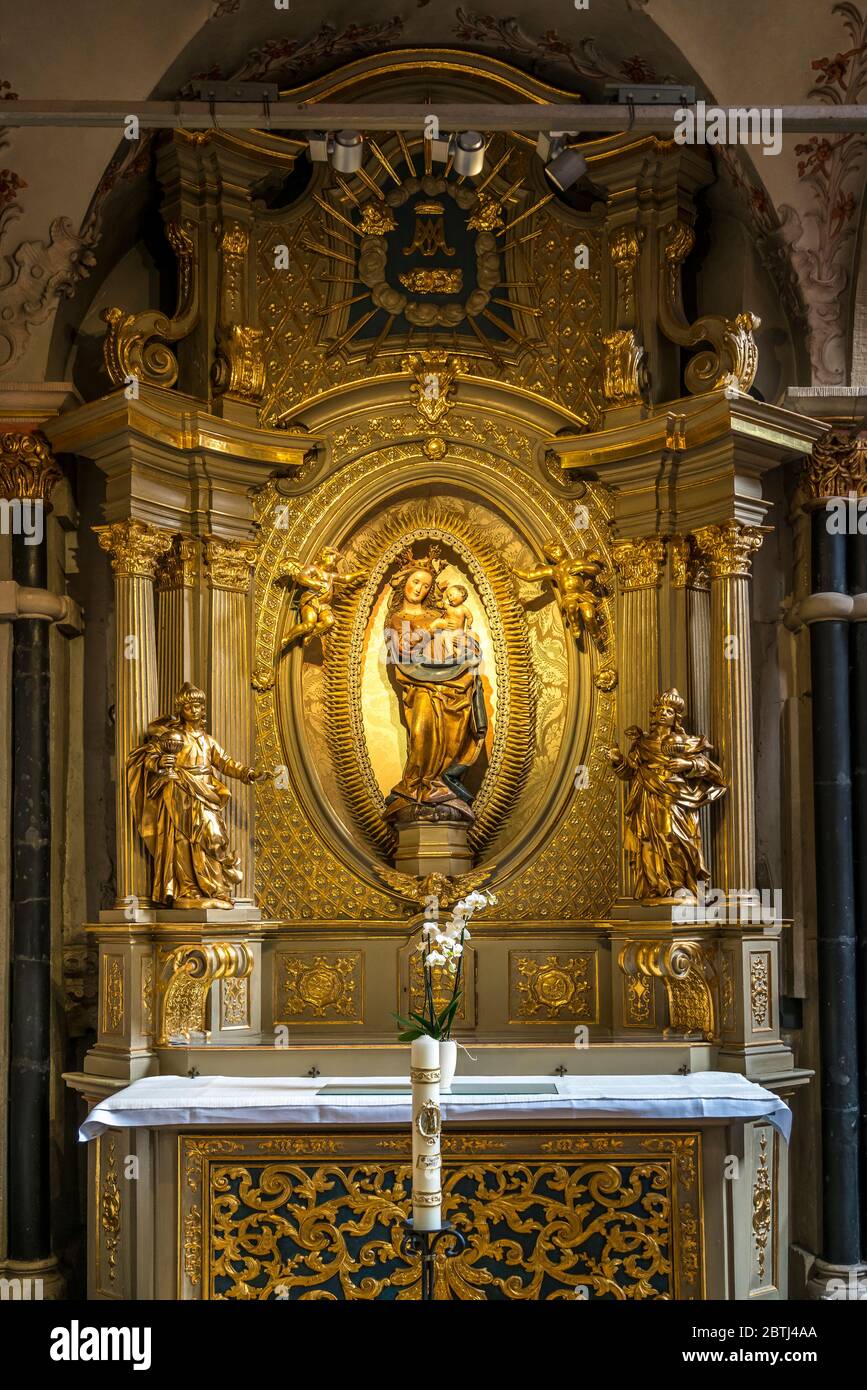 Goldener Ara mit Maria und Jesus, Innenraum des Dom St. Peter, Unesco Welterbe in Treviri, Rheinland-Pfalz, Deutschland | altare d'oro con Maria e. Foto Stock