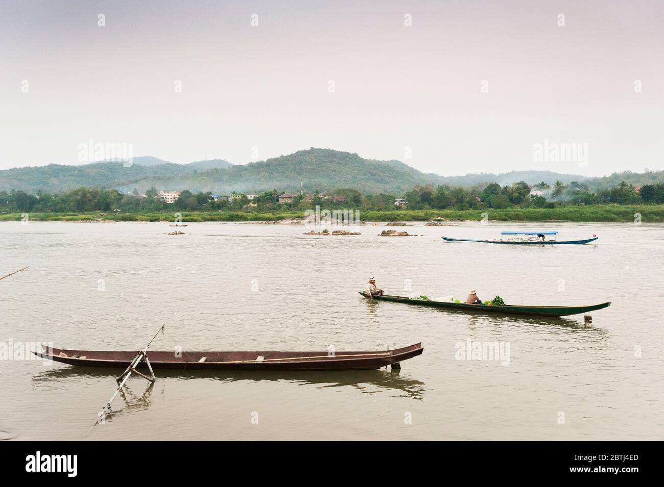 Piccole barche sul fiume Mekong. Frontiera di Chiang Khong, Thailandia del Nord Foto Stock