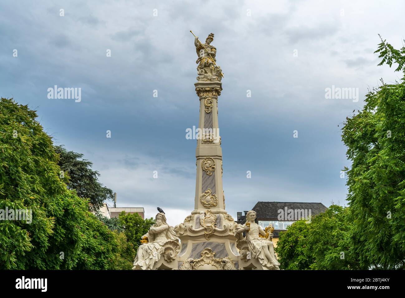 Rokokobrunnen Sankt Georgsbrunnen auf dem Kornmarkt in Treviri, Rheinland-Pfalz, Deutschland | Fontana di San Giorgio`s su Kornmarkt in Treviri, Rheinland Foto Stock