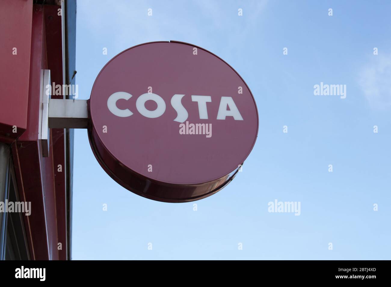 Il logo Costa appeso a un caffè Foto Stock