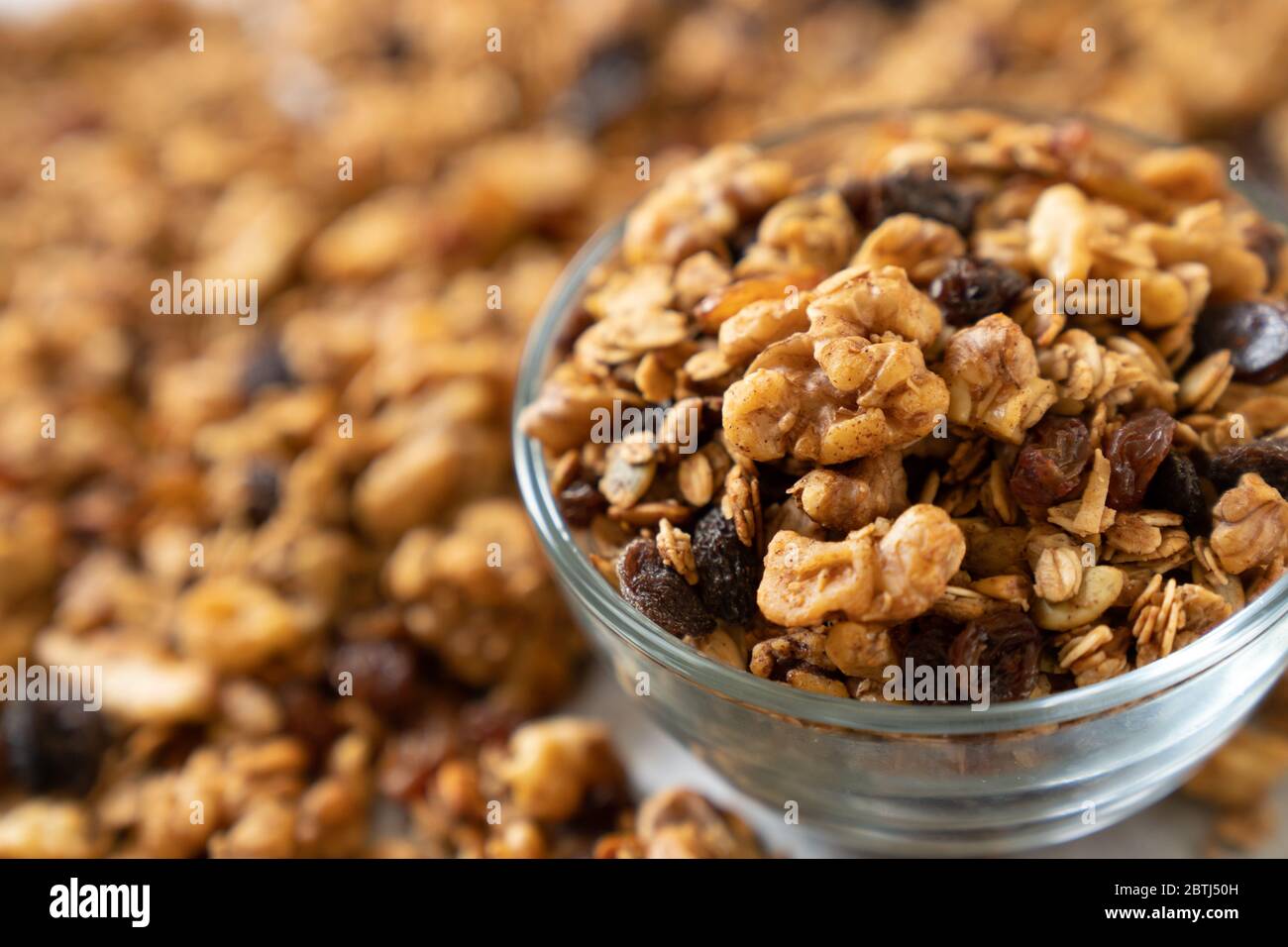 Cereali di granola con avena, semi di zucca, noci e uvetta Foto Stock