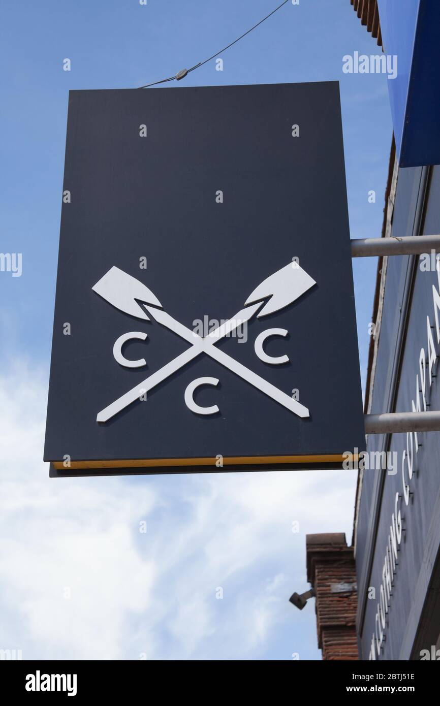 Il logo Crew Clothing Company appeso a un negozio nel Regno Unito Foto Stock