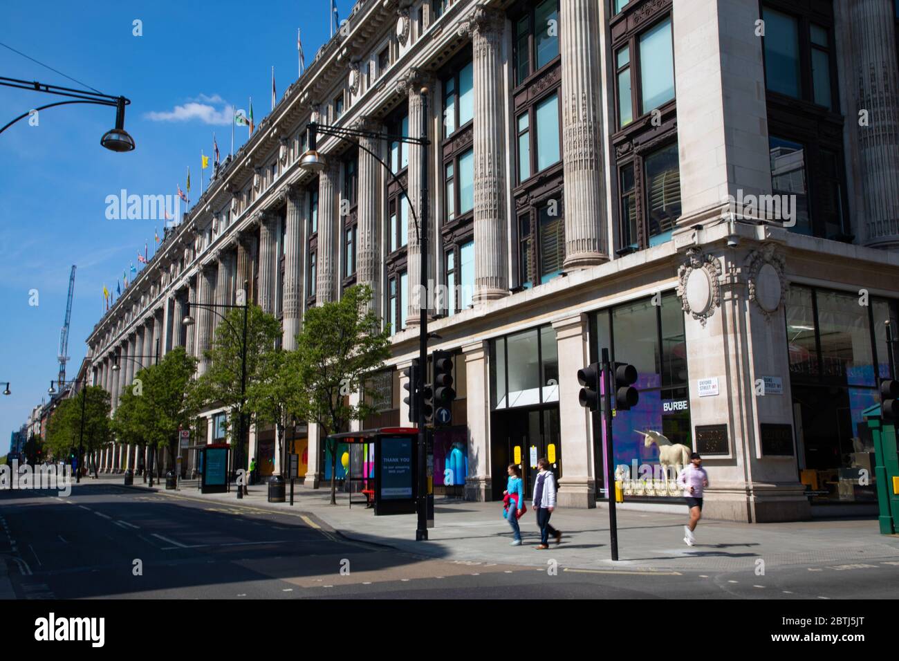 Oxford Street, la strada commerciale più trafficata del paese, vuota di traffico e di gente. La strada è deserta a causa delle norme di blocco messe in p Foto Stock