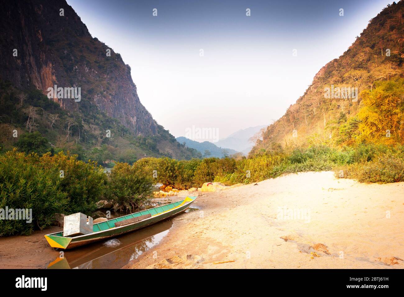 Canoa di legno sulle rive sabbiatrici del fiume Mekong, Laos settentrionale, Asia sudorientale Foto Stock