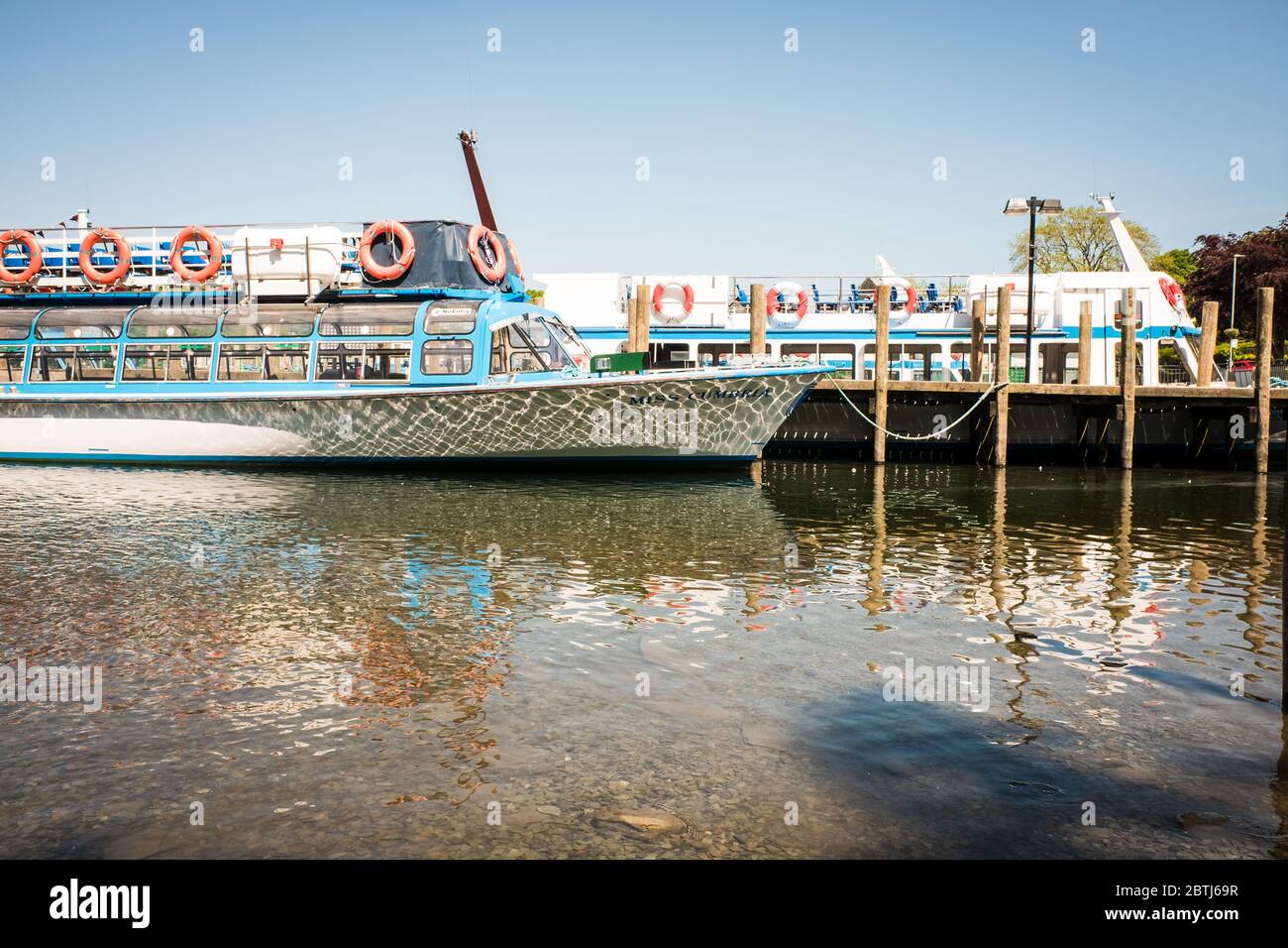 Windermere, Regno Unito 25 maggio 2020 Barche da crociera ancorate al lago Windermere una giornata estiva Foto Stock
