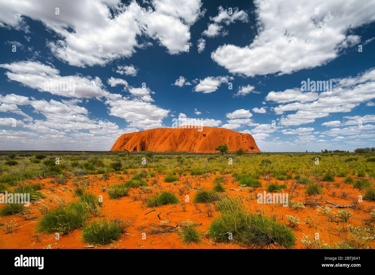 Maestoso Uluru nella pianura del deserto rosso. Foto Stock