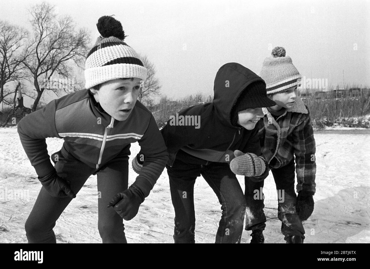 27 febbraio 1985, Sassonia, Torgau: Medaglie per i primi tre. I giovani pattinatori di velocità prendono parte alla Winter Partakiade di Torgau all'inizio degli anni '80. Data esatta di ammissione non nota. Foto: Volkmar Heinz/dpa-Zentralbild/ZB Foto Stock