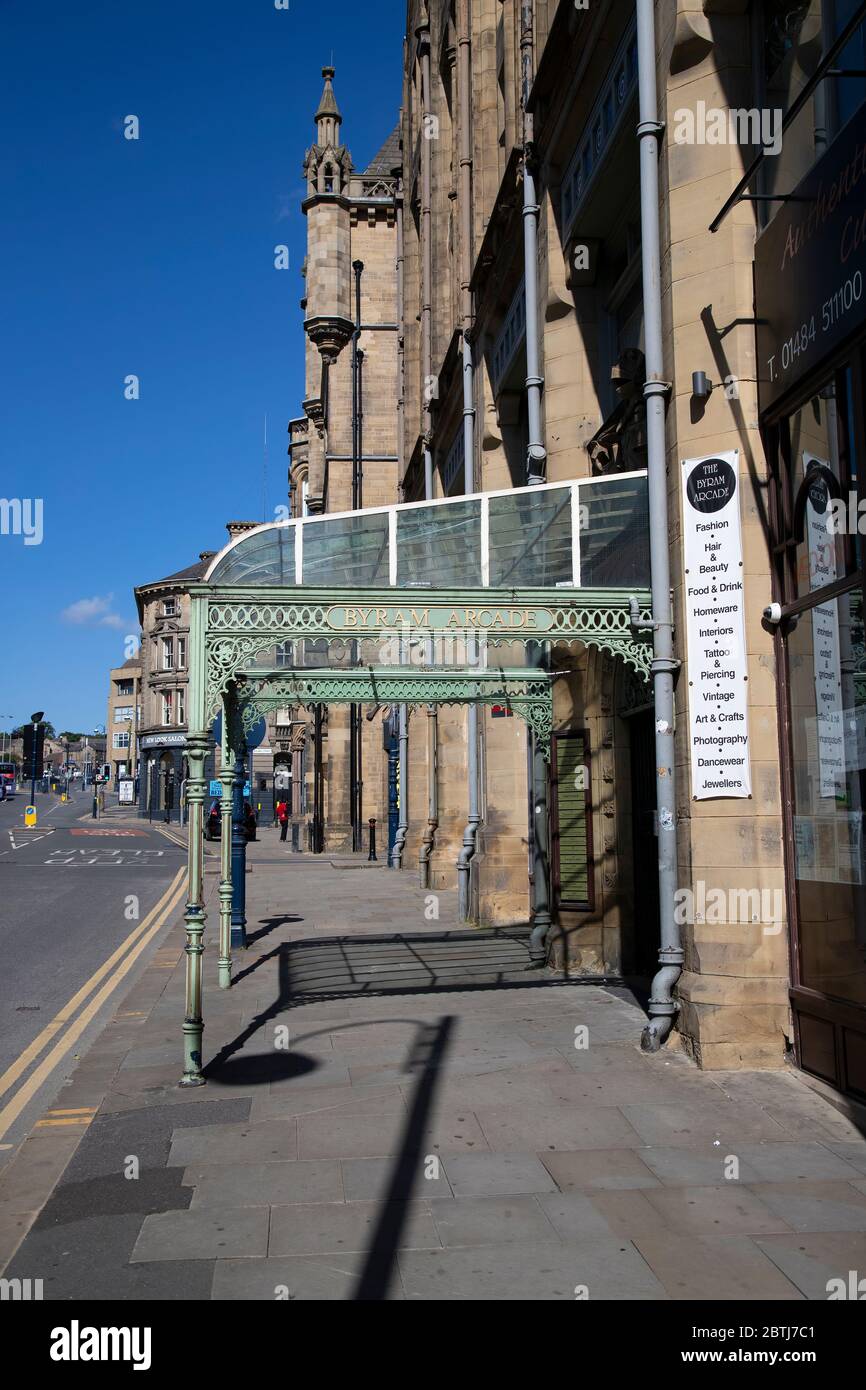 Una vista dell'entrata in ferro sulla Arcade Byram a Westgate Huddersfield durante la pandemia di Coronavirus con i negozi chiusi e la città deserta. Foto Stock