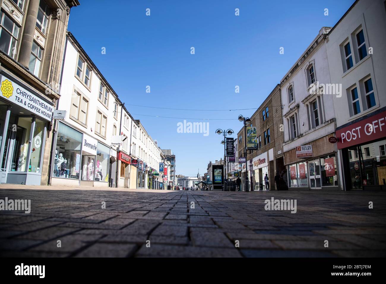 New Street a Huddersfield da terra con tutti i negozi chiusi e la città deserta durante la pandemia di Coronavirus e l'isolamento sociale Foto Stock