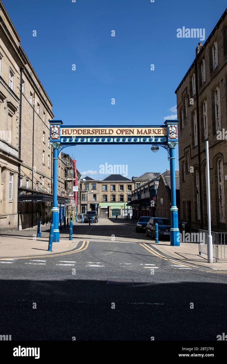 Ingresso allo storico mercato all'aperto di Huddersfield, Inghilterra, con le strade deserte durante la pandemia di Coronavirus e l'isolamento sociale Foto Stock