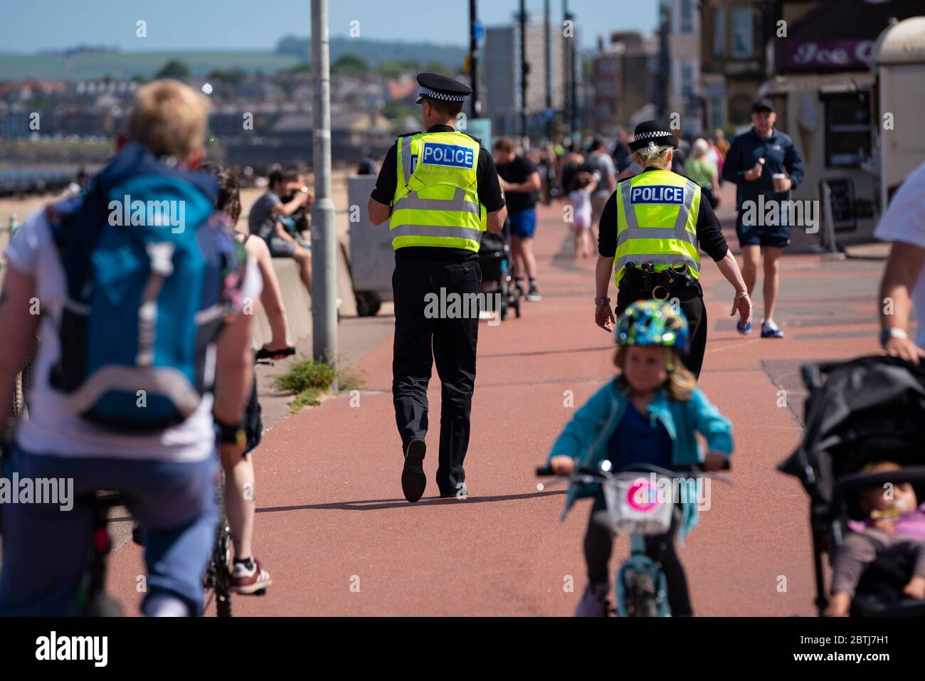 Portobello, Scozia, Regno Unito. 26 maggio 2020. La spiaggia e la passeggiata di Portobello erano relativamente tranquille nonostante il clima caldo e soleggiato. Le pattuglie della polizia a piedi erano molto basse e gli ufficiali non chiedevano a molti membri del pubblico di andare avanti. Iain Masterton/Alamy Live News Foto Stock