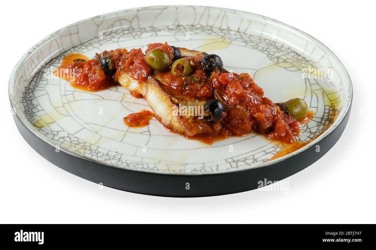 Filetto di pesce alla griglia su piatto isolato sfondo bianco Foto Stock