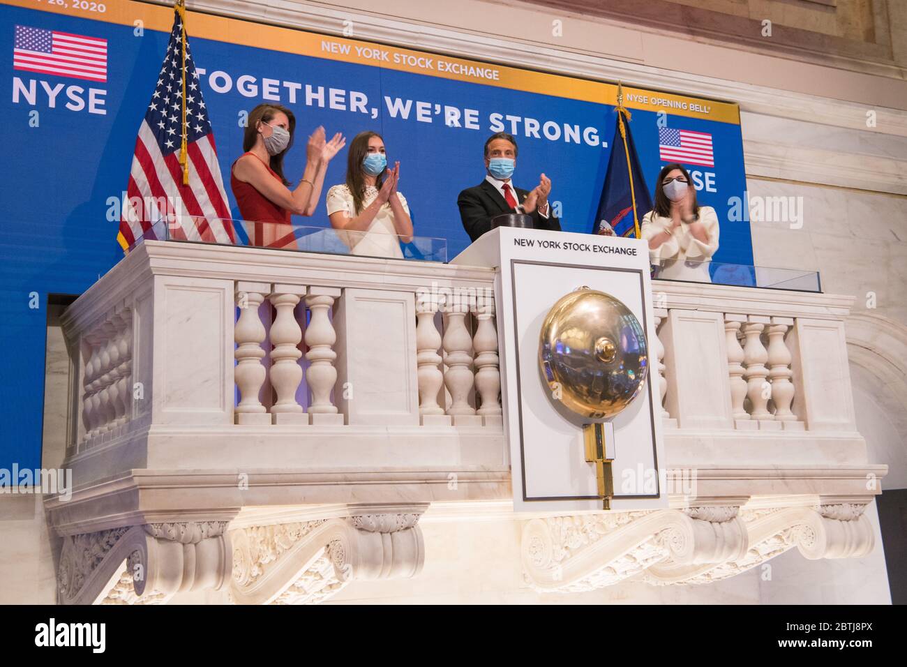 26 maggio 2020, New York, NY- in mezzo alla pandemia COVID-19 in corso, il governatore Andrew M. Cuomo suona la campana di apertura alla Borsa di New York, con il presidente di NYSE Stacey Cunningham Martedì mattina 26 maggio 2020. Il pavimento della NYSE era stato chiuso ai commercianti dal 23 marzo 2020. Oggi è stato riaperto per una capacità fino al 25%. (Foto di Darren McGee/Ufficio del Governatore Andrew M. Cuomo via Credit: Sipa USA/Alamy Live News Foto Stock