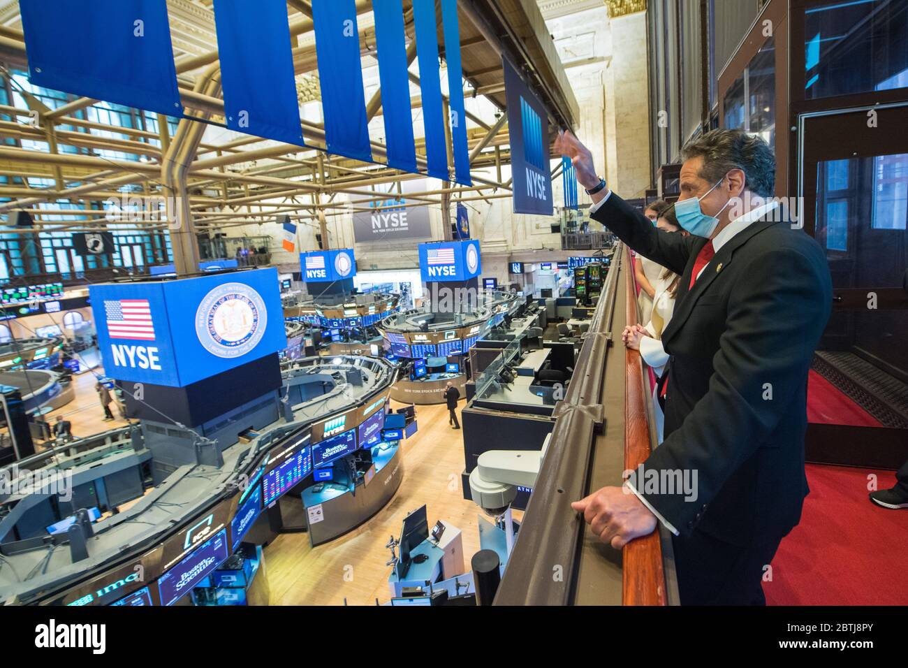 26 maggio 2020, New York, NY- in mezzo alla pandemia COVID-19 in corso, il governatore Andrew M. Cuomo suona la campana di apertura alla Borsa di New York, con il presidente di NYSE Stacey Cunningham Martedì mattina 26 maggio 2020. Il pavimento della NYSE era stato chiuso ai commercianti dal 23 marzo 2020. Oggi è stato riaperto per una capacità fino al 25%. (Foto di Darren McGee/Ufficio del Governatore Andrew M. Cuomo via Credit: Sipa USA/Alamy Live News Foto Stock