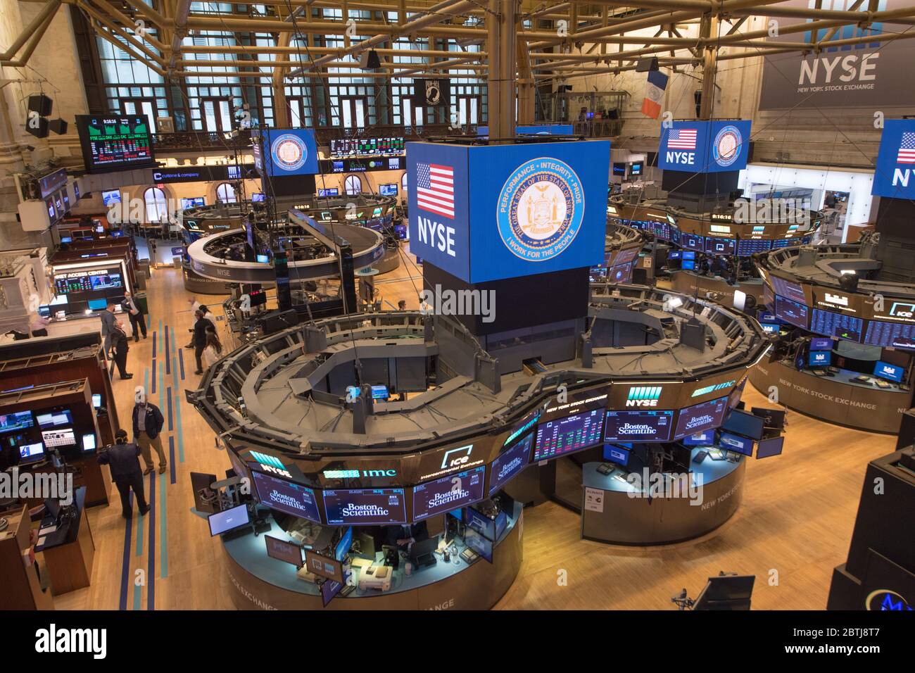 26 maggio 2020, New York, NY- in mezzo alla pandemia COVID-19 in corso, il governatore Andrew M. Cuomo suona la campana di apertura alla Borsa di New York, con il presidente di NYSE Stacey Cunningham Martedì mattina 26 maggio 2020. Il pavimento della NYSE era stato chiuso ai commercianti dal 23 marzo 2020. Oggi è stato riaperto per una capacità fino al 25%. (Foto di Darren McGee/Ufficio del Governatore Andrew M. Cuomo via Credit: Sipa USA/Alamy Live News Foto Stock