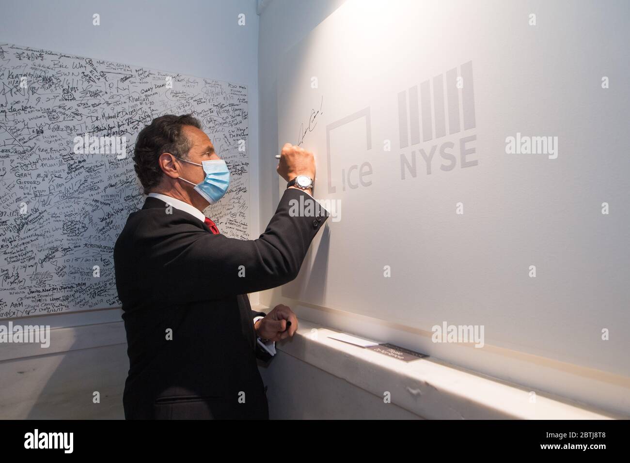 26 maggio 2020, New York, NY- in mezzo alla pandemia COVID-19 in corso, il governatore Andrew M. Cuomo suona la campana di apertura alla Borsa di New York, con il presidente di NYSE Stacey Cunningham Martedì mattina 26 maggio 2020. Il pavimento della NYSE era stato chiuso ai commercianti dal 23 marzo 2020. Oggi è stato riaperto per una capacità fino al 25%. (Foto di Darren McGee/Ufficio del Governatore Andrew M. Cuomo via Credit: Sipa USA/Alamy Live News Foto Stock