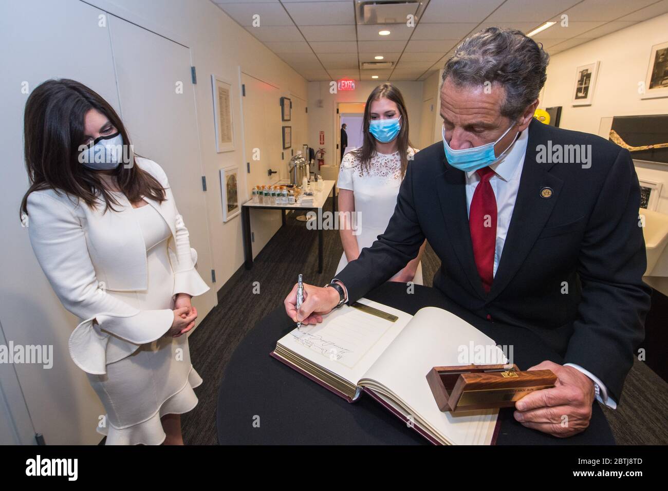 26 maggio 2020, New York, NY- in mezzo alla pandemia COVID-19 in corso, il governatore Andrew M. Cuomo suona la campana di apertura alla Borsa di New York, con il presidente di NYSE Stacey Cunningham Martedì mattina 26 maggio 2020. Il pavimento della NYSE era stato chiuso ai commercianti dal 23 marzo 2020. Oggi è stato riaperto per una capacità fino al 25%. (Foto di Darren McGee/Ufficio del Governatore Andrew M. Cuomo via Credit: Sipa USA/Alamy Live News Foto Stock