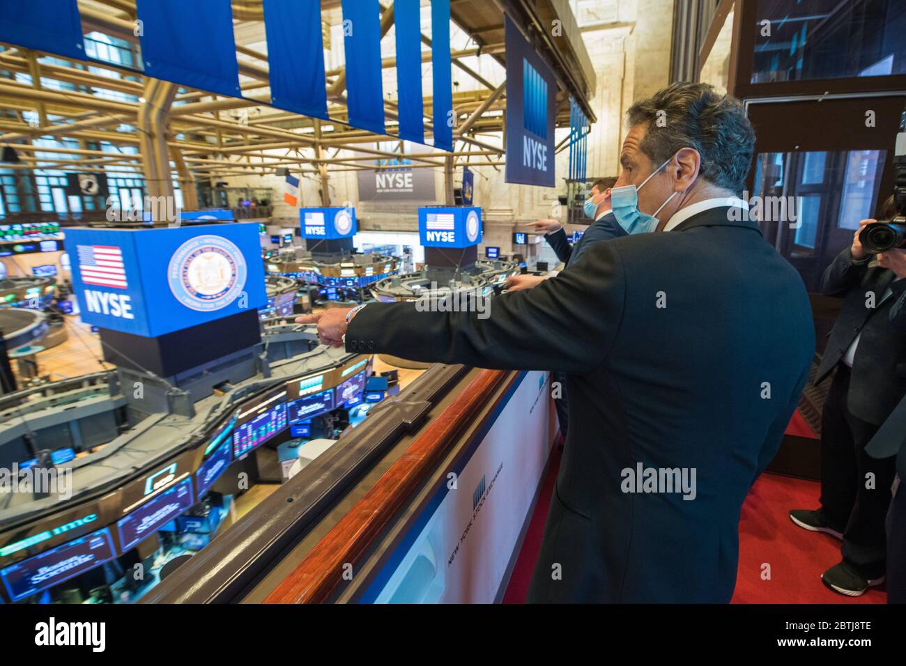 26 maggio 2020, New York, NY- in mezzo alla pandemia COVID-19 in corso, il governatore Andrew M. Cuomo suona la campana di apertura alla Borsa di New York, con il presidente di NYSE Stacey Cunningham Martedì mattina 26 maggio 2020. Il pavimento della NYSE era stato chiuso ai commercianti dal 23 marzo 2020. Oggi è stato riaperto per una capacità fino al 25%. (Foto di Darren McGee/Ufficio del Governatore Andrew M. Cuomo via Credit: Sipa USA/Alamy Live News Foto Stock