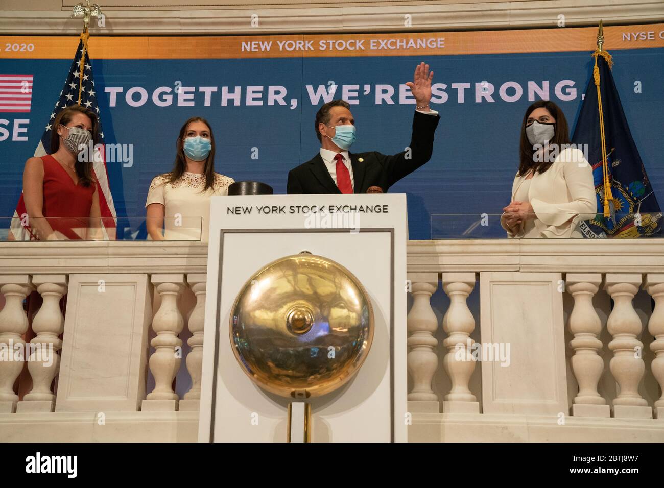 New York, New York, Stati Uniti. 26 Maggio 2020. Il governatore Andrew M. Cuomo suona la campana di apertura alla Borsa di New York, con Melissa DeRosa, Segretario del Governatore, figlia Michaela Kennedy-Cuomo e Presidente della NYSE Stacey Cunningham il 26 maggio 2020. Il pavimento della NYSE era stato chiuso ai commercianti dal 23 marzo 2020. Oggi è stato riaperto per una capacità fino al 25%. Credit: Sipa USA/Alamy Live News Foto Stock