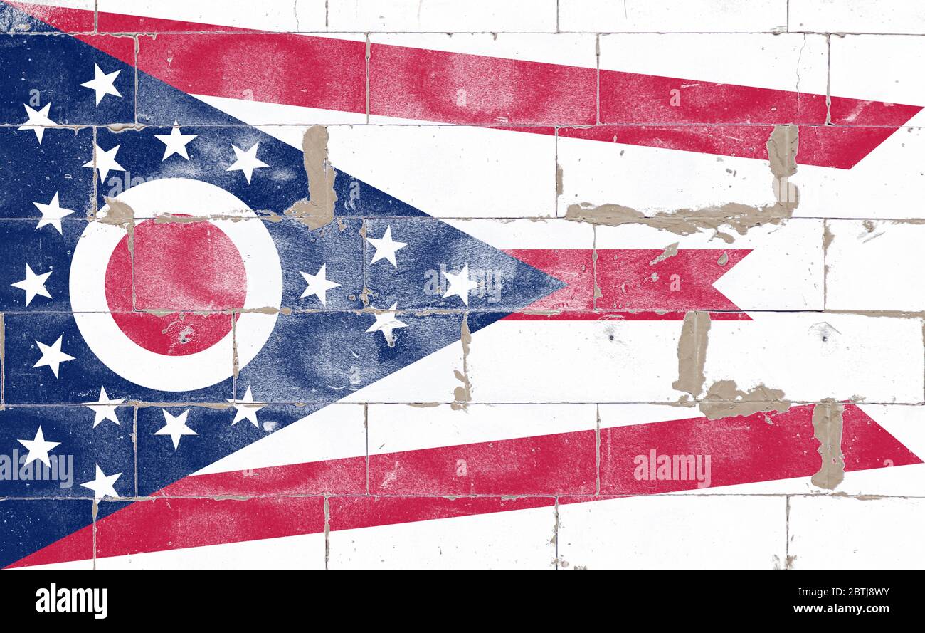 La bandiera nazionale dello stato dell'Ohio è solo una che ha una forma non  rettangolare. Per lui sono state sviluppate le regole di piegatura per la  conservazione. Poli Foto stock - Alamy
