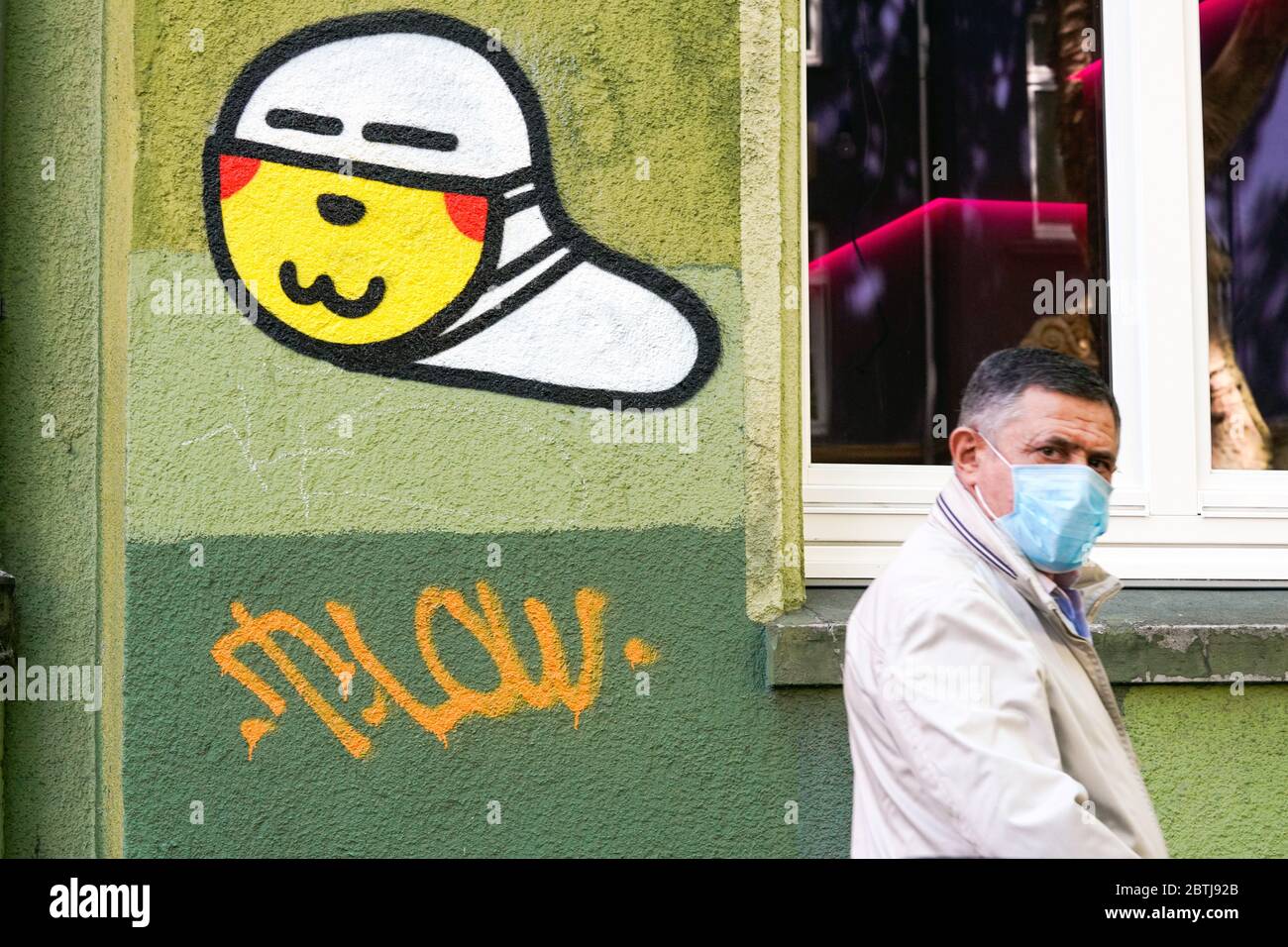 Dortmund, Germania, 26 maggio 2020: Vermi maschera. Dallo scoppio della crisi della corona nel marzo 2020, piccoli graffiti del virus della corona con una maschera della bocca creata da un'irroratrice sconosciuta possono essere visti su molte pareti della casa a Dortmund. --- Dortmund, 26.05.2020: Maskenwürmchen. Seit Ausbruch der Corona-Krise im März 2020 sind kleine Coronaviren-Graffitis mit Mundschutz eines unbekannten Sprayers an vielen Hauswänden in Dortmund zu sehen. Foto Stock