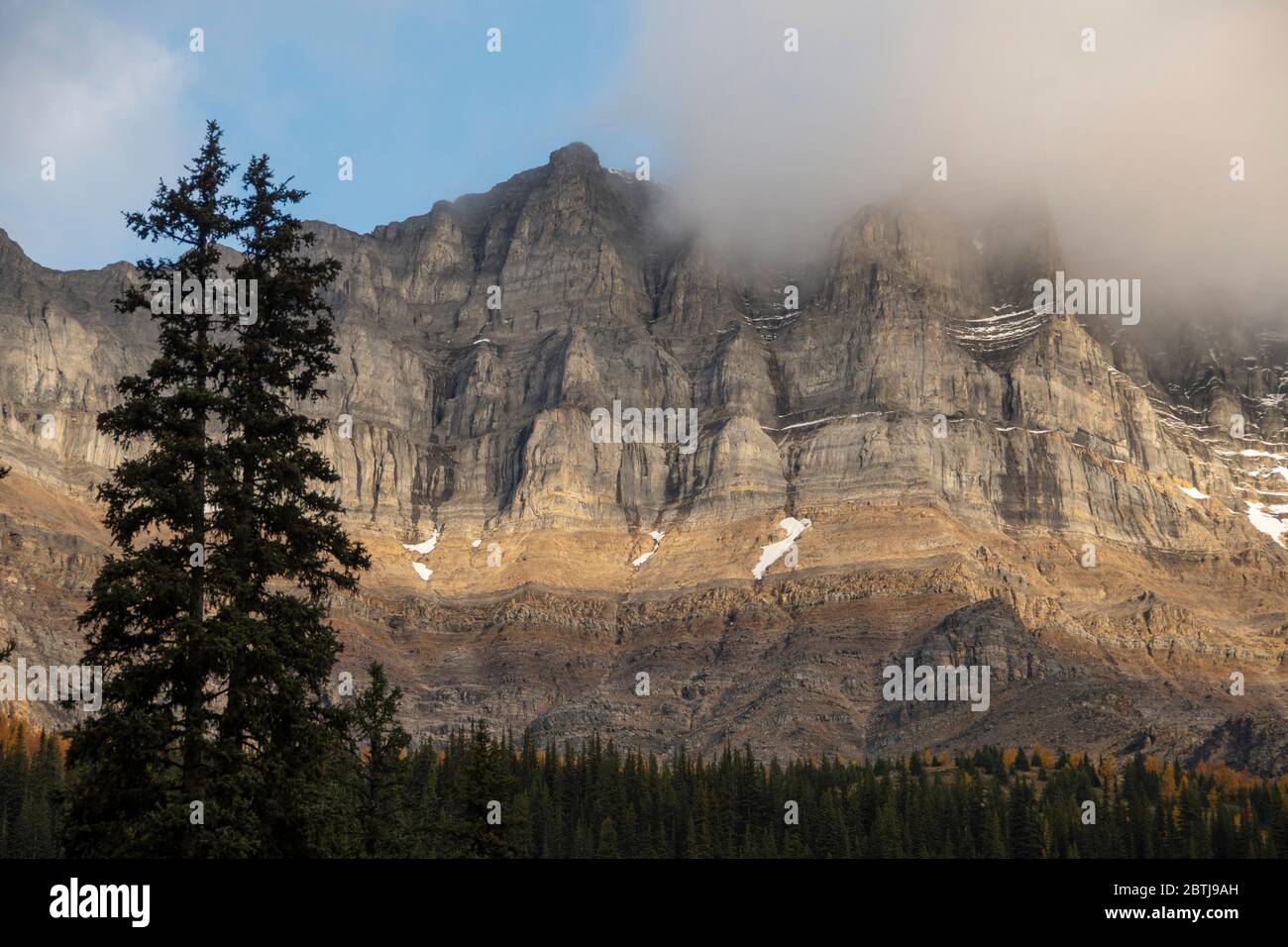 Monte Tempio, 11,627 piedi (3544 m.) Vetta più alta nella zona del lago Louise, Banff National Park, Alberta, Canada Foto Stock