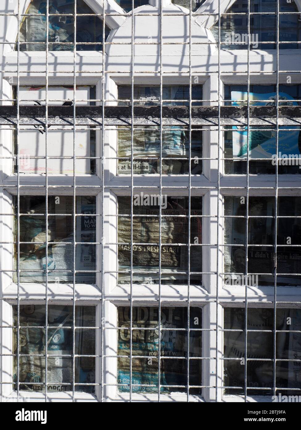 Persiane di sicurezza sulla porta anteriore Foto Stock