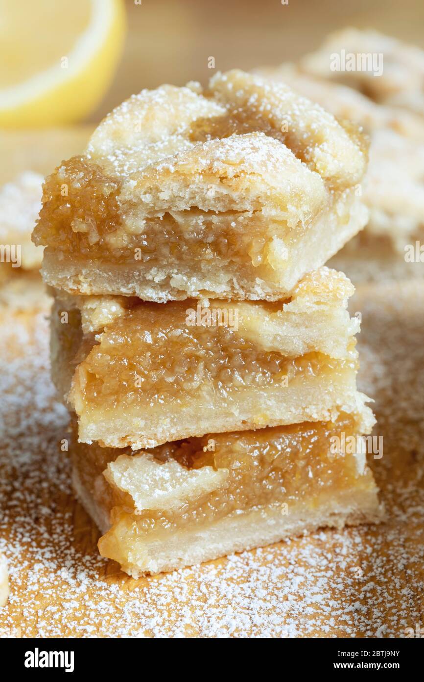 Tre pezzi di torta di limoni di shortbread fatti in casa cosparsi di zucchero in polvere. Primo piano Foto Stock