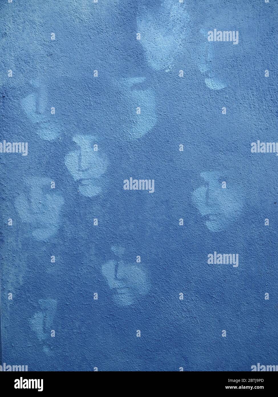 motivo in argento verniciato a spruzzo in legno blu Foto Stock
