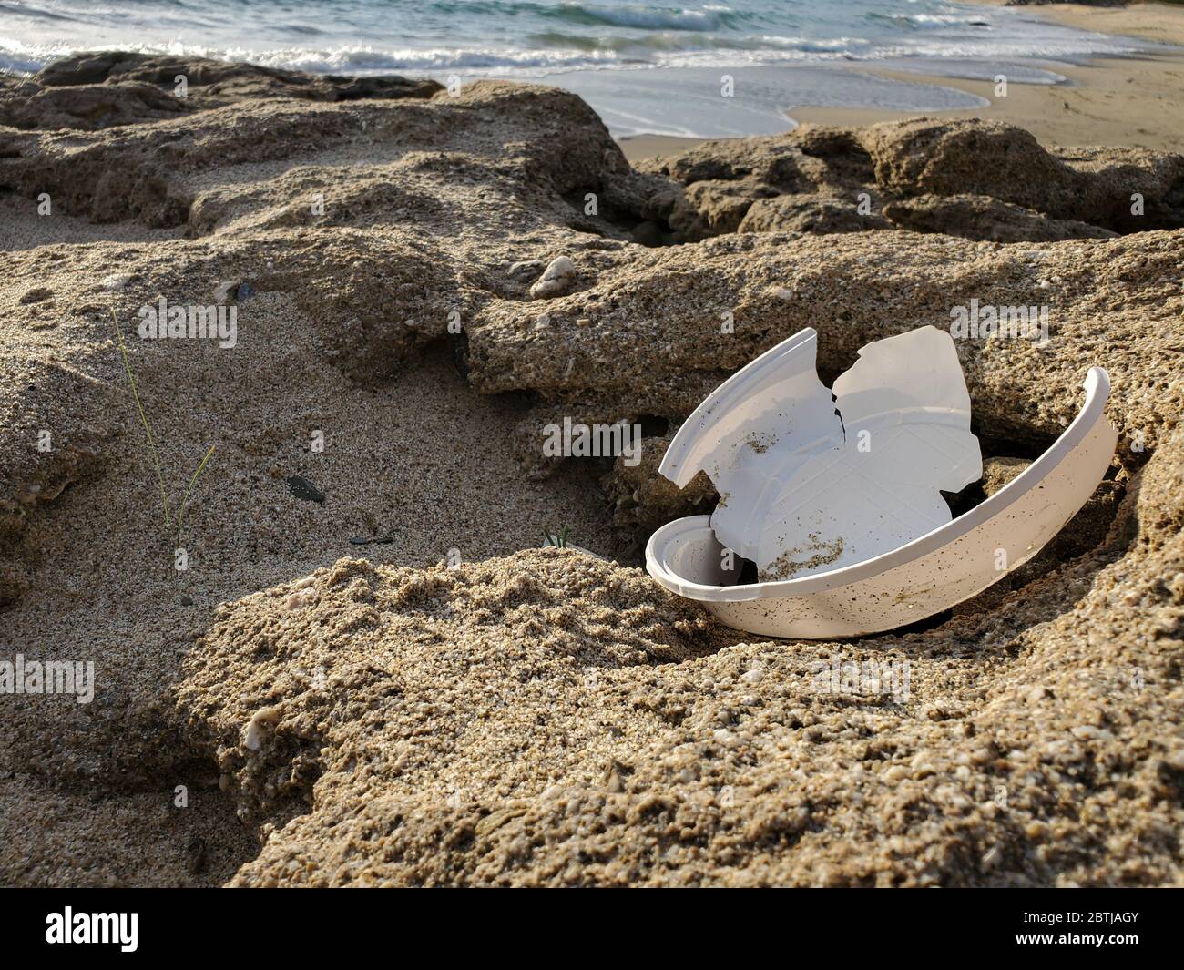 Capsula di plastica scartato rifiuti su ecosistema di piante marine, mare rifiuti habitat contaminato Foto Stock